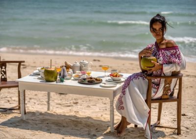 Munjoh Ocean Resort_beach breakfast-Woman-coconut