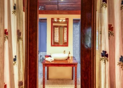 Royal Chalet Munjoh ocean resort-bathroom